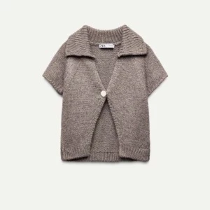Brun Zara Kofta - Snygg brun stickad kofta från Zara med korta ärmar och bred krage. Västen har en croppad passform och stängs med en knapp framtill. Perfekt att styla över en t-shirt eller linne för en chill look.🧸🧸