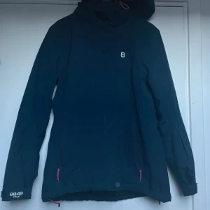 8848 altitude fodrad jacka m/l - Fodrad jacka från 8848 altitude. Storlek 40 men passar även 38. Har en liten fläck på framsidan. Ej testat tagit bort. 