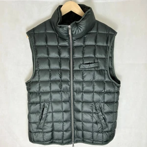 Boggi Milano dunväst  - Modellen är 185.