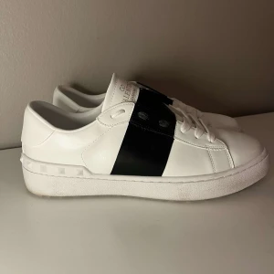 Valentino Garavani Open sneakers vit/svart - Snygga Valentino Garavani Open sneakers, hör av er vid frågor, gör gärna byten!!.