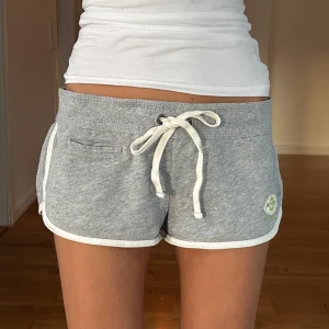 Abercrombie & fitch lågmidjade shorts  - Ett par shorts från Abercrombie & fitch i storlek M. Den bedöms vara i gott skick. Jag skickar ditt köp inom 24h. Se liknande plagg i min profil!