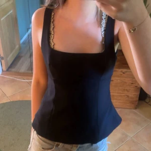 Snygg Zara topp - Säljer denna populära Zara tröjan❣️endast testad. Kan även tänkas byta mot en i storlek M