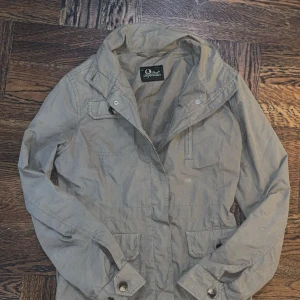 Fieldjacka - Säljer en snygg fieldjacka som är en bra höstjackan, märket är peak performance. Pris går att diskutera vid snabb affär