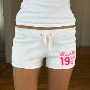 Hollister lågmidjade shorts  - Ett par lågmidjade shorts från Hollister storlek XS. Shortsen bedöms vara använda men i fortsatt gott skick. Jag skickar ditt köp inom 24h. Se liknande plagg i min profil! 