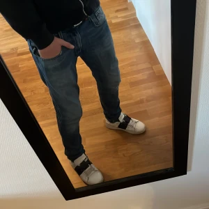 Blå Replay jeans, modell Anbass W31 L32 - Säljer ett par snygga blå Replay Anbass jeans i storlek W31 L32. Jeansen har klassisk femficksdesign, normal passform och är tillverkade i mjukt denimtyg. Färgen är mellanblå med lätt slitning och detaljerade bakfickor. Perfekta för en avslappnad och trendig look. Skriv även till mig vid fler bilder eller kan tänka mig gå ner lite i pris!