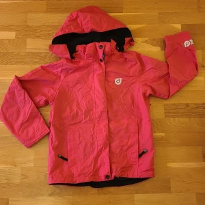 Jacka - Superbra jacka från KappAhl i storlek 140. Den är vattentät, har avtagbar luva och massor med reflexer. Perfekt för hösten. Knappt använd.