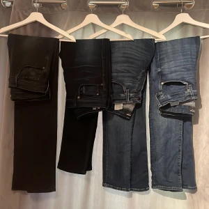 (alla ingår i priset) Fyra par jeans i olika tvättar  - Säljer dessa fyra jeans. 2st Jack and Jones, slim glenn i storlek 31:34 och 32:34.  Ett par Gstar raw 3301 slim i vaxad mörk blå, storlek 31:32.           Sist ett par replay anbass svarta i storlek 31:34. Liten mörk fläck vid vänstra fickan på replay men inget märkvärdigt (kan säkert tvättas bort)                 1550 för alla jeansen. Priset är inte hugget i sten.😀