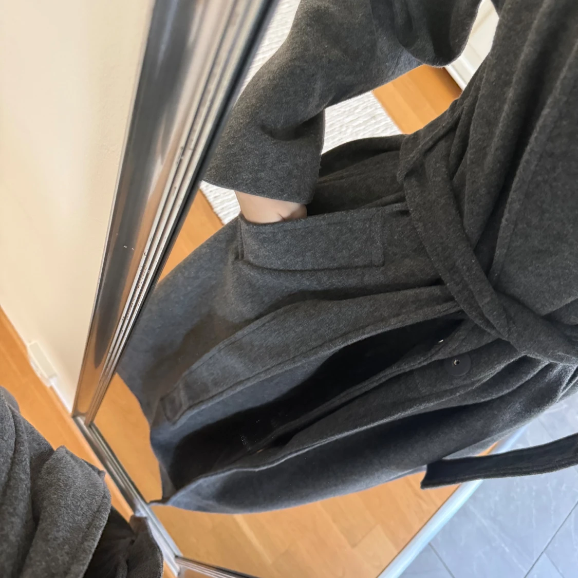 Mörkgrå lång kappa med bälte - 3