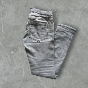 Gråa dondup jeans - Märke:Dondup / Färg:Grå / skick:9/10 / storlek:W32 / Kontakta via intresse eller annat och pris kan diskuteras!😊