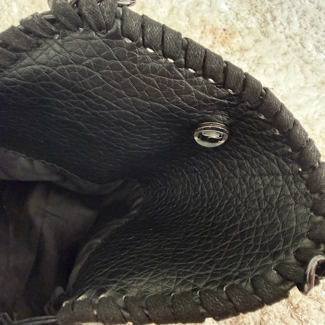 Svart axelväska med kedjerem - 4