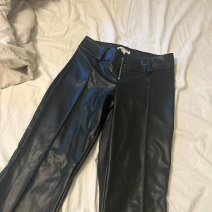 Svarta skinnbyxor från Gina Tricot - Snygga svarta skinnbyxor från Gina Tricot med säljer dom för dom aldrig kommer till användning.