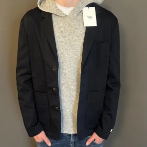 Overshirt/kostym från tiger of sweden - Skön overshirt från tiger of Sweden med strävare material, funkar även som kostym. Helt ny med tags.