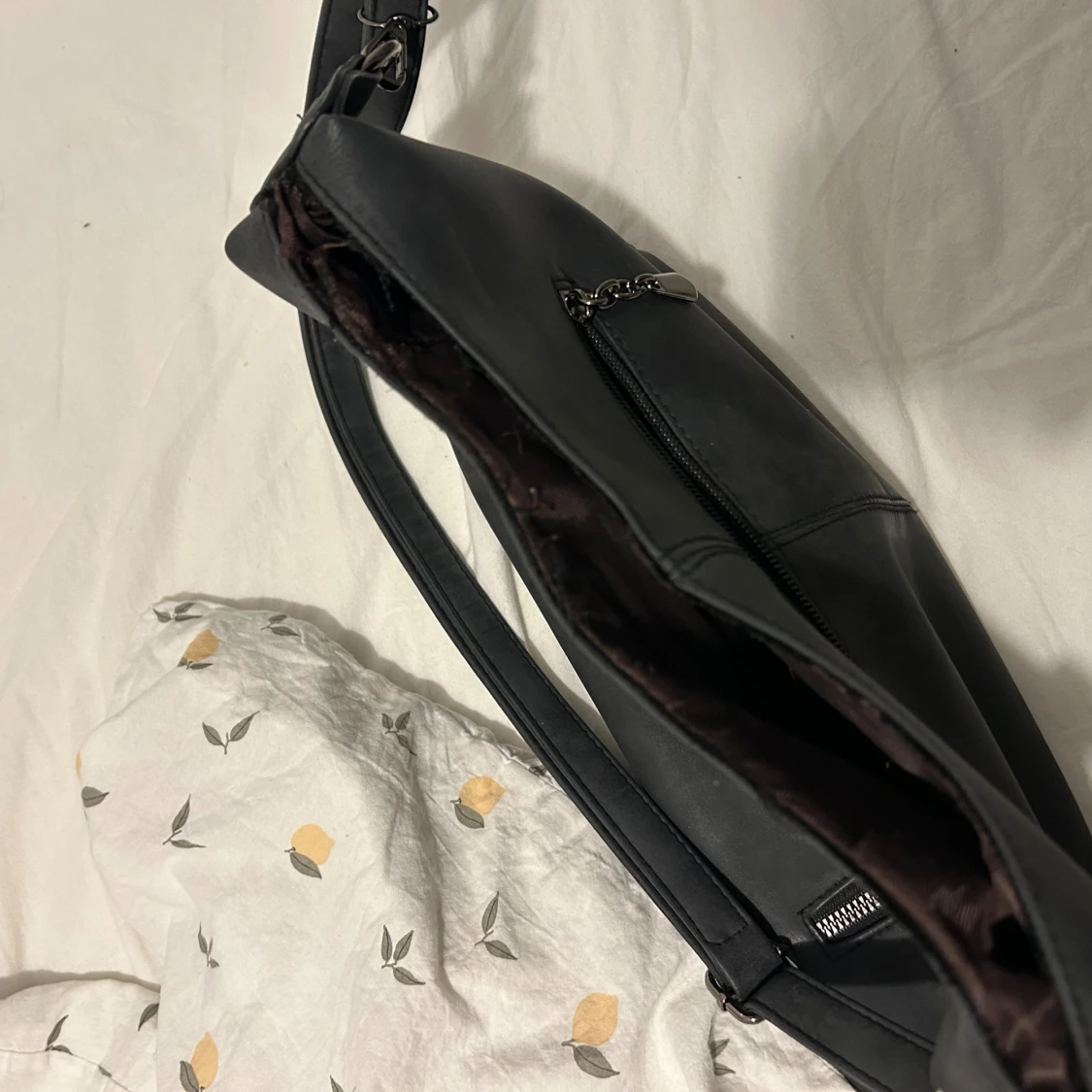 Mörkgrå axelväska med dragkedjor - 4