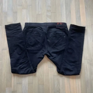 Dondup George - Svarta Dondups | modell George i mycket fint skick 9/10✅ Skriv vid frågor eller funderingar!