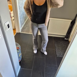 Grå jeans från Gina Tricot  - Gråa bootcut, midwaist jeans❣️