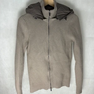 Massimo dutti cardigan  -  Modellen är 185. Storlek M men krympt i tvätt så passar XS