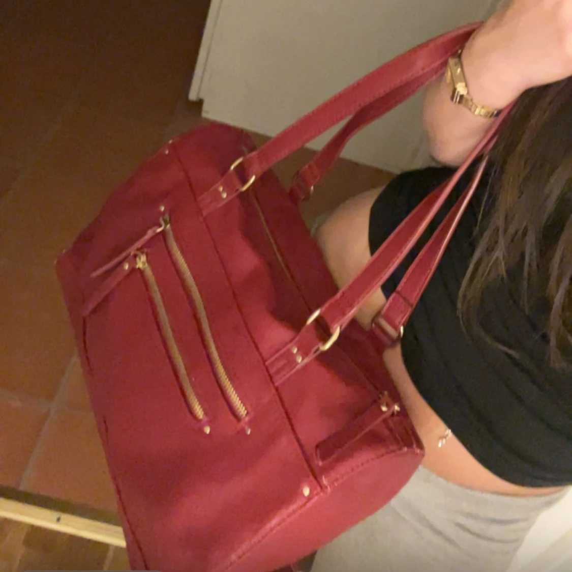 Röd axelväska med gulddetaljer - 1