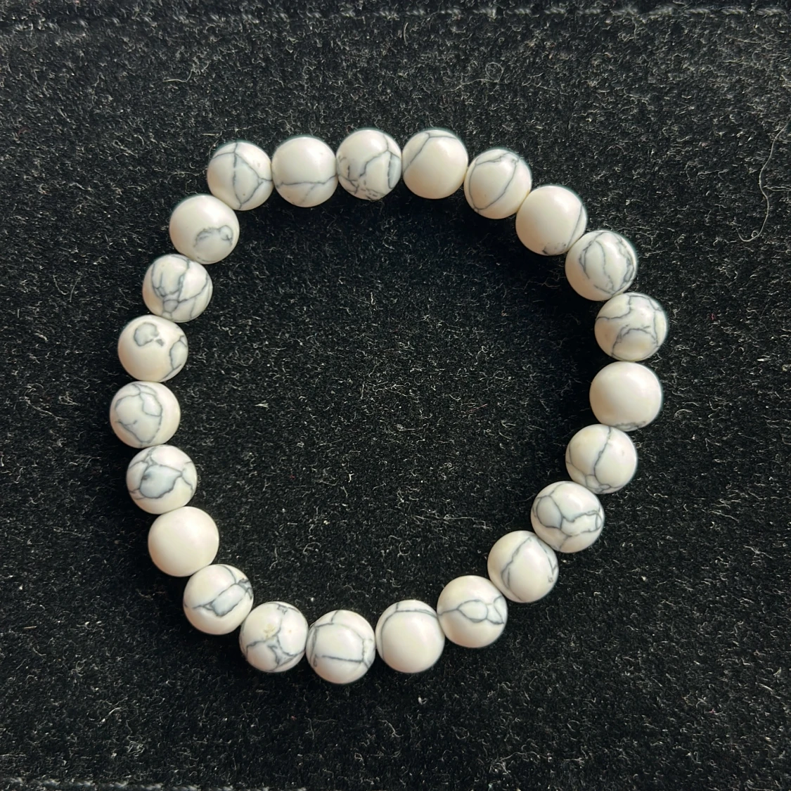 Vitt pärlarmband med marmormönster