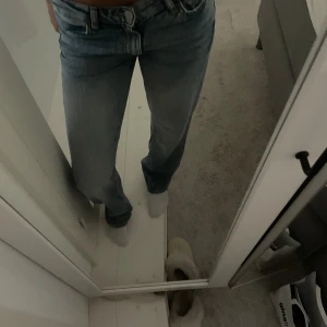 Blå raka jeans med låg midja - Snygga blå jeans med rak passform och låg midja. riktigt snygga från bikbok men kommer inte till användning. Är i storlek W24 L32