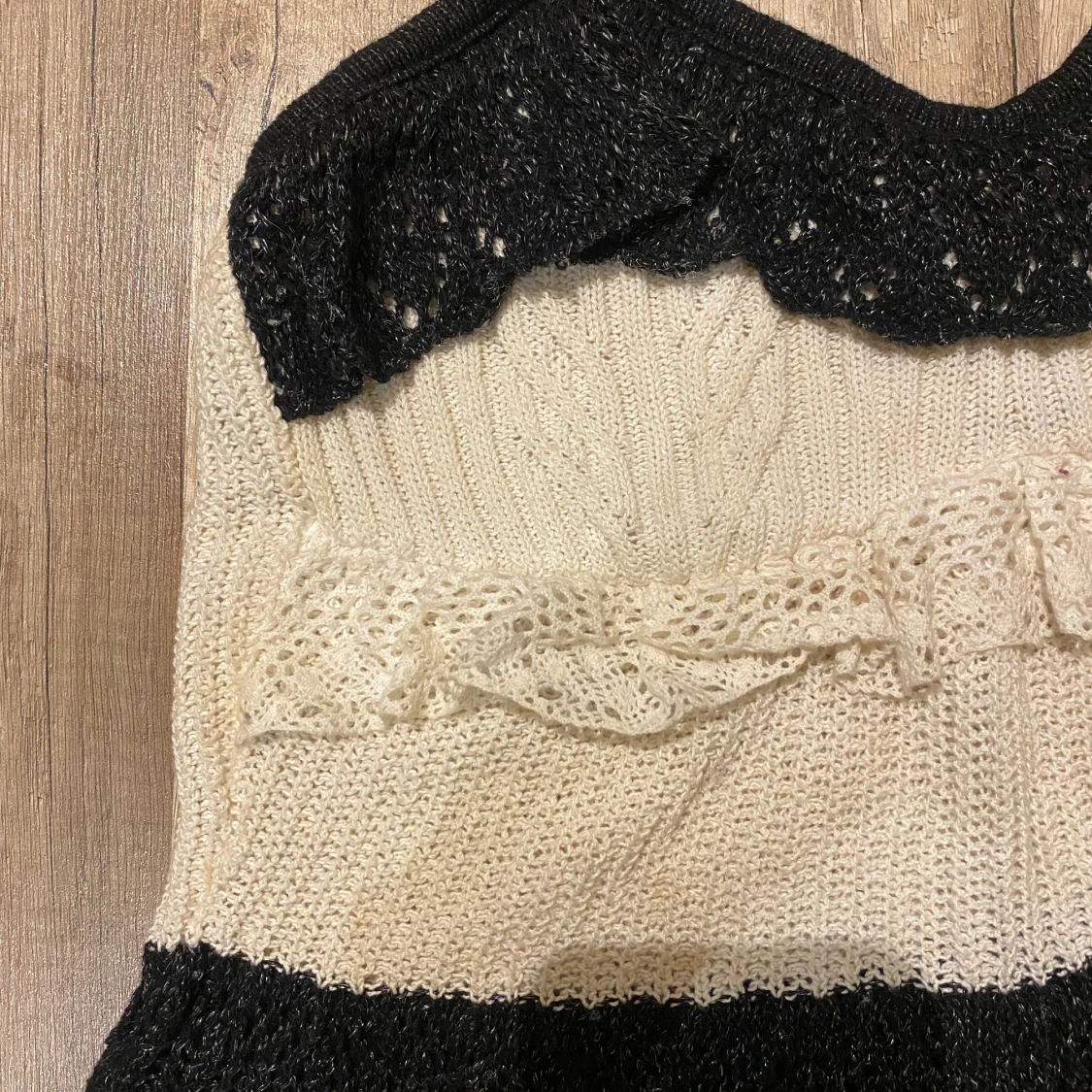 Stickad svartvit linnetopp med volang - 1