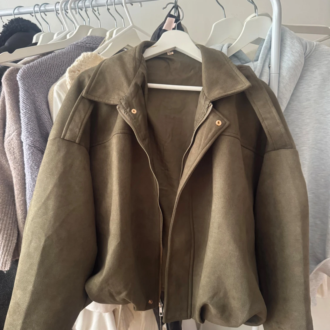 Olivgrön mocka bomberjacka - 1