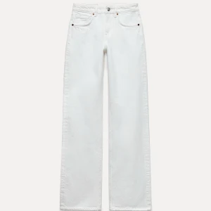 Vita wide jeans från Zara, strl 32 - Säljer ett par vita jeans från Zara i storlek 32. Av klippta så passar mig som är 156cm. Klassisk femficksmodell i bomull med knapp och dragkedja framtill.