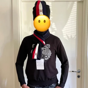 Moncler Mössa&halsduk set  - Helt ny.fin replika med grym kvalitet. One sized. Pris: 799kr. Både mössan och halsduken ingår i priset. Först till kvarn som gäller. Skickas direkt inom 24h