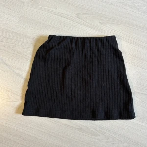 Svart minikjol  - Minikjol som aldrig är använd!