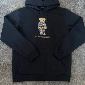 Svart/Blå polo bear hoodie - Säljer just nu en riktigt fet mörk blå hoodie från Polo Ralph Lauren. Storlek är L. Original pris ligger runt 2500kr. Hör av vid frågor och funderingar 
