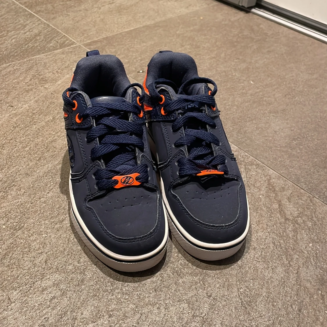 Heelys sneakers med hjul, marinblå/orange