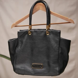 Marc Jacobs väska - Säljer denna superfina Marc jacobs väskan, bra skick endast lite slitning på guldet och handtagen😊 den är äkta! Använd gärna köp nu funktionen 🤩