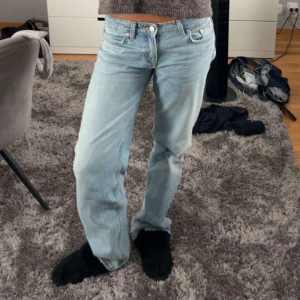 Ljusblå straight jeans - Säljer ett par slutsålda ljusblå straight jeans med låg/medel midja i storlek 36 från Zara. Jeansen har inte kommit till användning och är därför i jättefint skick. Inga defekter. Jag är 165cm som längdrefferens💕💕