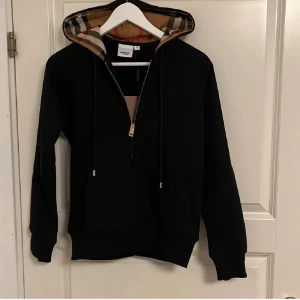 Svart burberry kofta  - Helt ny, oanvänd, fraktar inom 24t✅