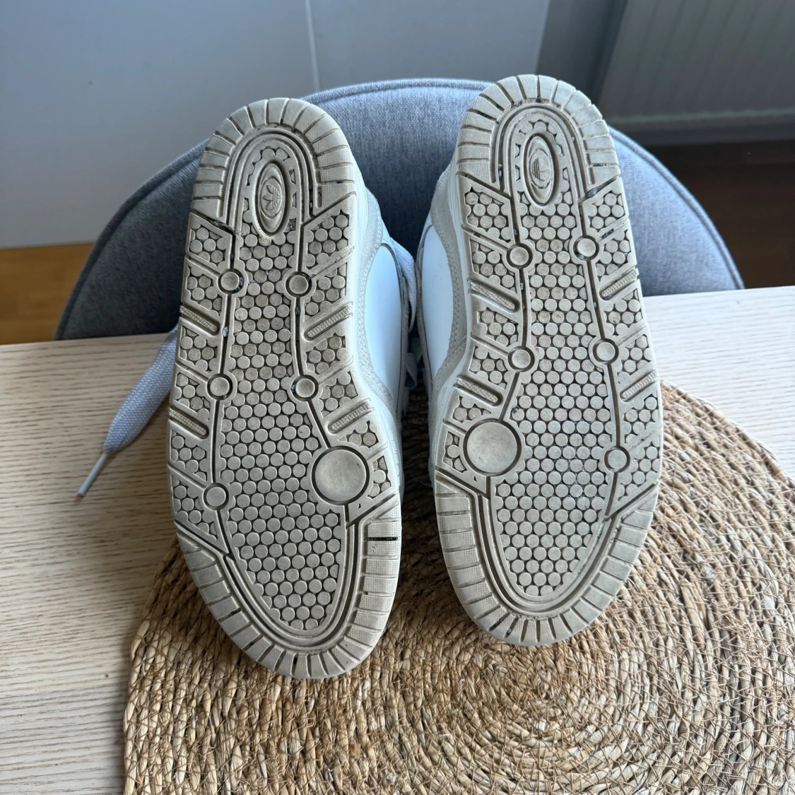 Vita Adidas originals sneakers i mocka och skinn - 3