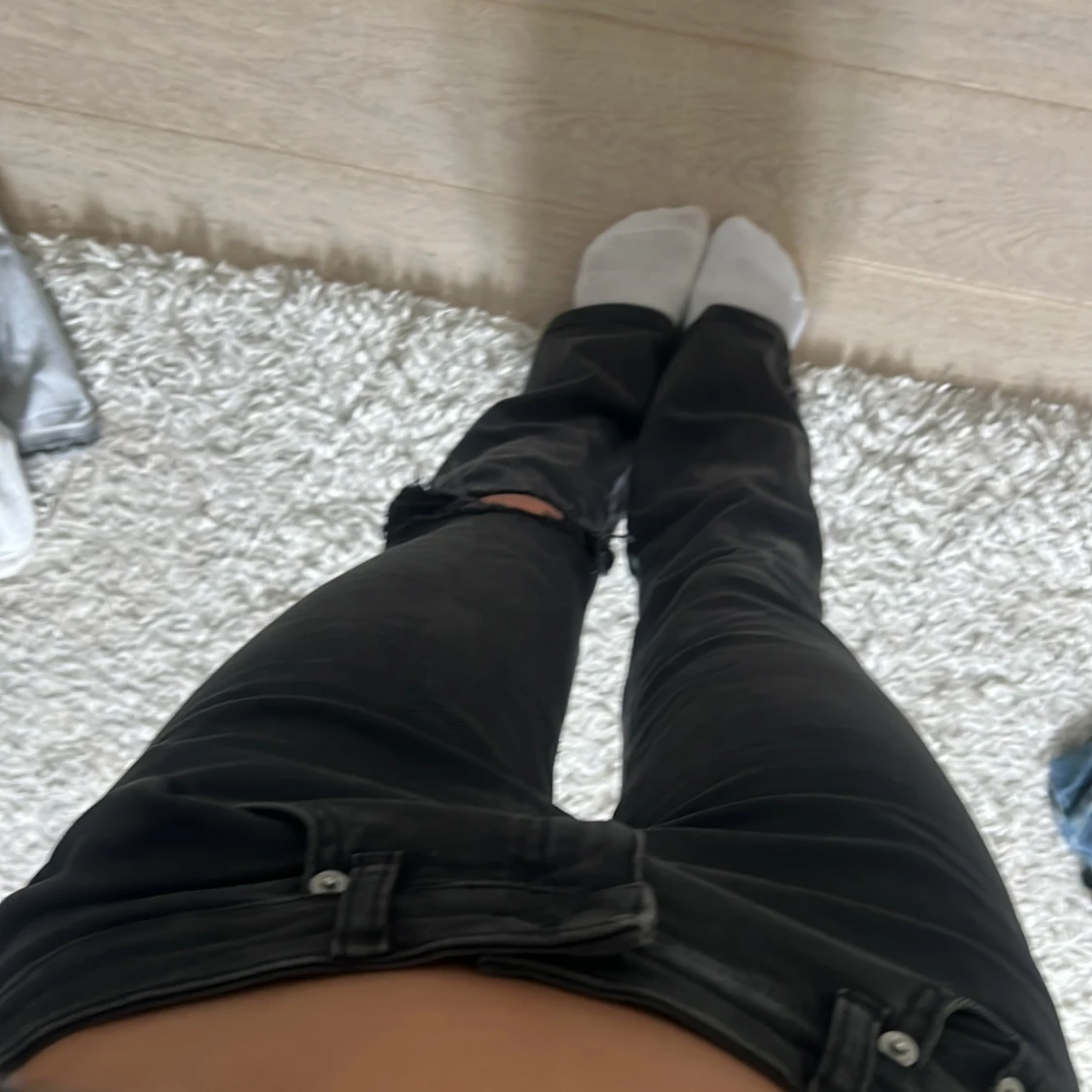 Svarta bootcut jeans med hål på knät - 2