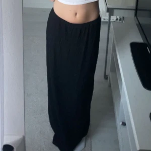 Svart långkjol - Svart långkjol med lite mönster ifrån Gina, knappt använd🖤