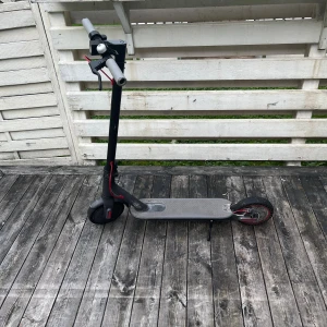 Elscooter Xiaomi M365 - Xiaomi M365 elscooter i begagnat skick. Något slitage syns på ramen och däcken, men fungerar bra. Displayen är borttagen men medföljer. Extra punkteringsfria däck ingår. Perfekt för smidig stadspendling.