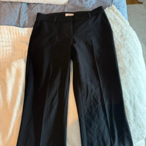 Kostymbyxor  - Super fina kostymbyxor från Nelly i storlek 34 (xs) helt nya och endast testade. Finns på nellys hemsida ”low waist suit pants”💞
