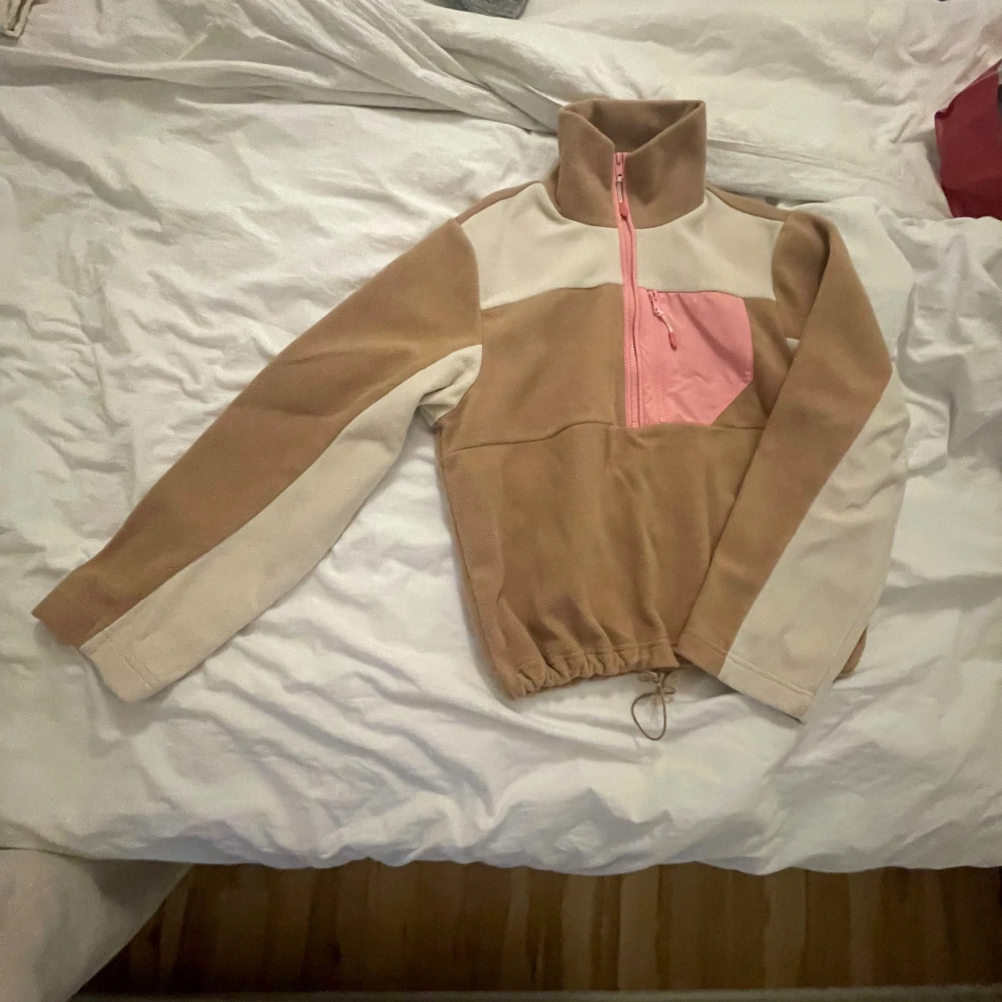 Beige fleece med rosa detaljer från Monki - 2