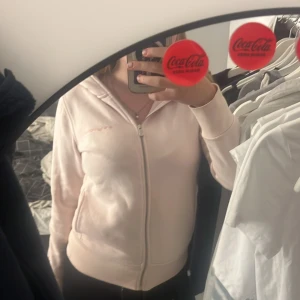 Ljusrosa hoodie från Sail Racing - Ljusrosa hoodie från Sail Racing med dragkedja hela vägen, broderad logga på bröstet och snörning i huvan. Liten fläck där fram men syns inte så mycket Pris kan diskuteras!!