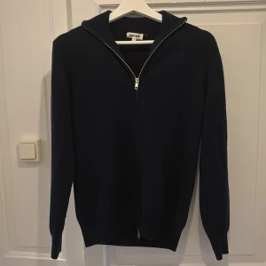 Mörkblå Kashmir full zip - Soft Goat - En mörkblå Kashmir tröja i bra skick. Perfekt för dig som vill ha en snygg tröja som passar i många olika situationer. Pris kan diskuteras. 