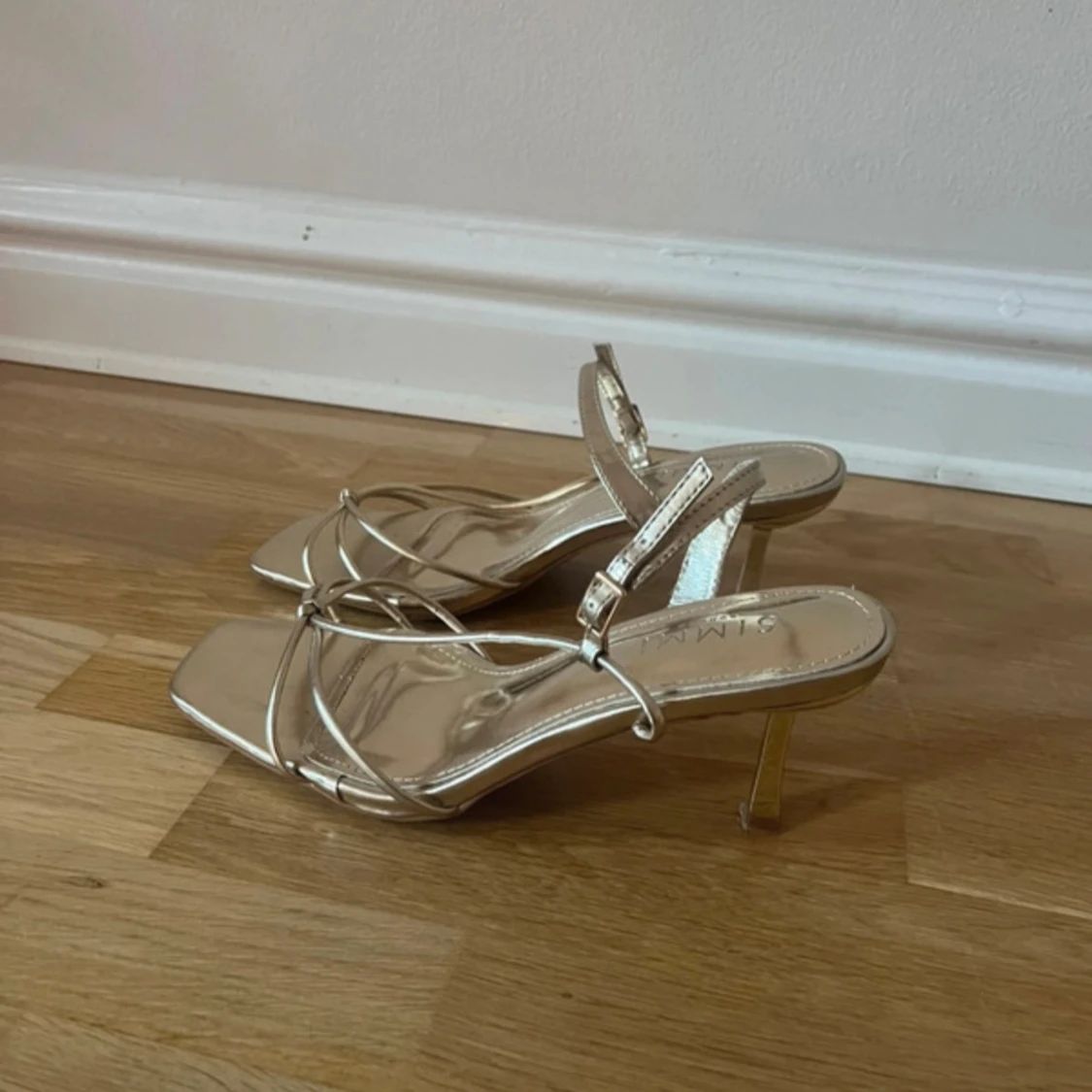 Guldiga sandaler med klack och remmar - 2