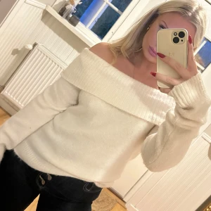 Vit offshoulder stickad tröja - Superfin vit stickad tröja med bred offshoulder-ringning som ger en snygg och avslappnad vibe. Mjukt material och långa ärmar med ribbade muddar. Perfekt att styla med jeans eller kjol för en trendig look. Passar en S och M!🌸🌸💖💖