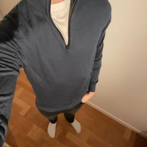 Marinblå half zip tröja Massimo Dutti - Snygg marinblå långärmad tröja från Massimo Dutti med half zip framtill. Tröjan har en stilren design med ribbade muddar och är gjord i mjuk bomull. Mycket bra skick!