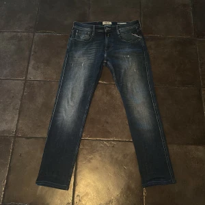 Replay Anbass - [Unika replay anbass] [Strl:30/32] [Skick 10/10] Hör gärna av dig om du har någon fråga. Pris är disskuterbart, mvh Edvin💫