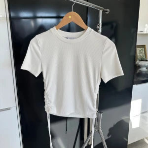Vit topp Zara🤍  - Snygg vit topp från Zara i storlek M men passar även S!🤍 justerbara sidor för hur kort/lång man vill ha tröjan😍