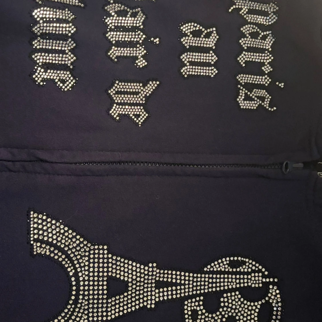 Mörkblå hoodie med strass och tryck