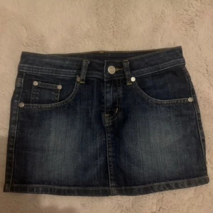 jeanskjol Victoria Beckham  - så snygg unik knappt använd jeanskjol från Victoria beckham! 