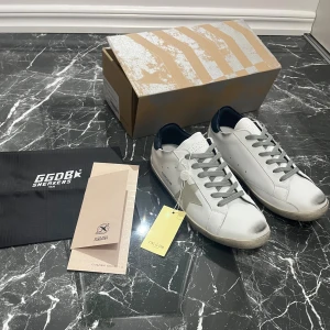 Golden goose - Sprillans nya Golden goose! Storlek 42! Vid minsta fundering kontakta oss ✔️