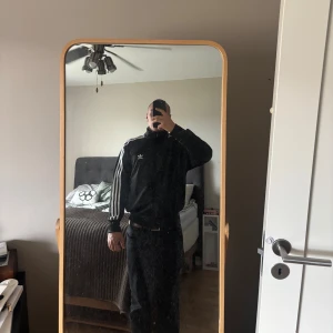 Svart Adidas track jacket M/S - Vintage adidas tracksuit kofta. bra passform med en lite smalare midja som får den att sitta som en smäck. Jag är 1,76 och har vanligtvis S